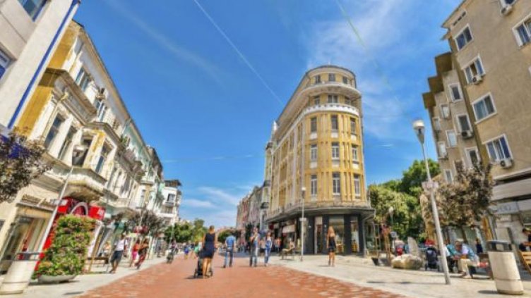 Пандемията вади магазините от моловете