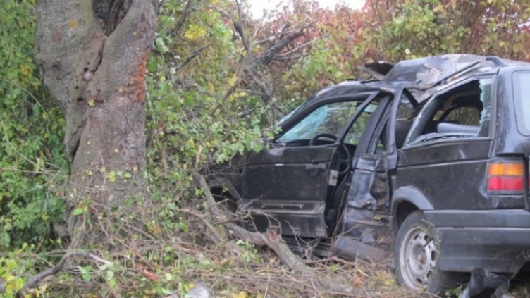 Непълнолетен загина след катастрофа в дърво на пътя Добрич -Варна