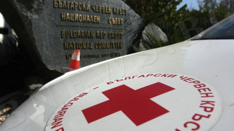 Доброволци от БЧК показват спасителни техники върху кино звезди във Варна