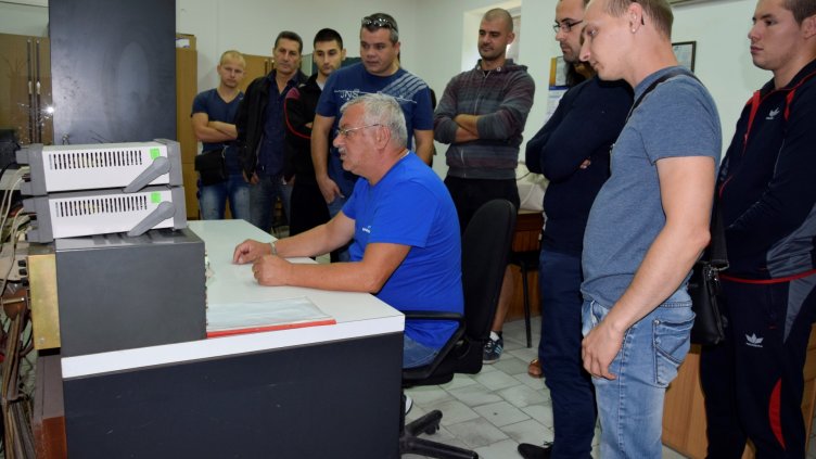 Студенти посетиха високоволтовата лаборатория на Енергото