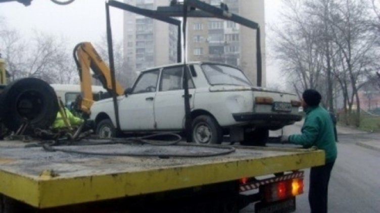 Коли във Варна осъмват със стикери за вдигане с паяк