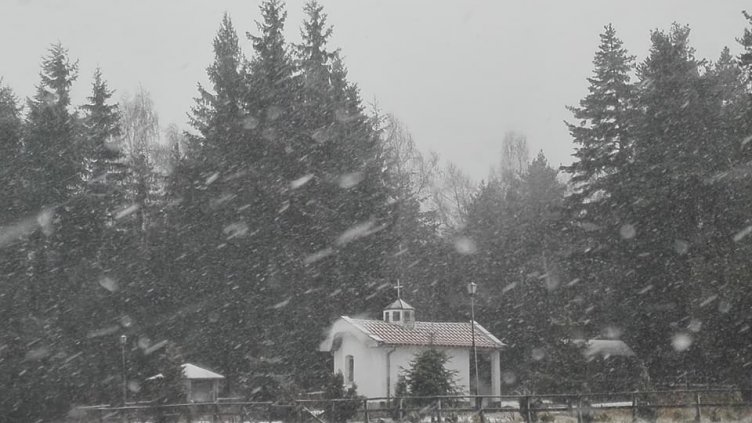 Ученици блокирани в хижа край Пловдив, рейсовете им катастрофирали заради снега