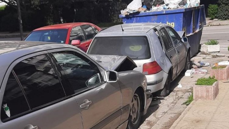 Видяно във Варна: Някой е карал доста "бавно", че не е могъл май да спре!