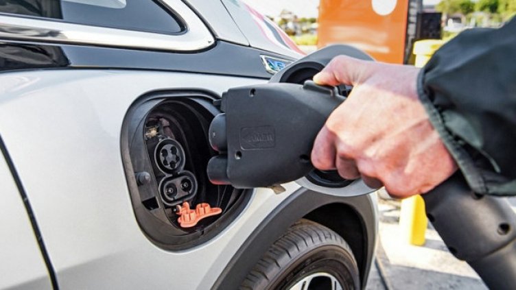 Как да зареждаме правилно и безопасно ел автомобил у дома?