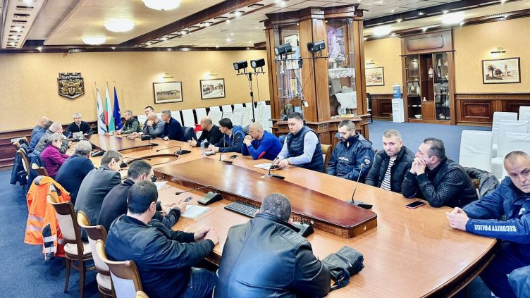 Кризисният щаб работи по отстраняването на последиците от урагана във Варна