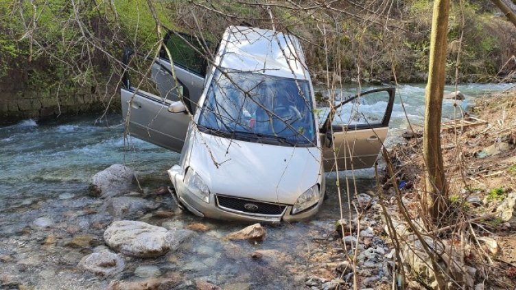 Младият шофьор паднал с форда си в река във Враца ще плати и 200 лв. глоба