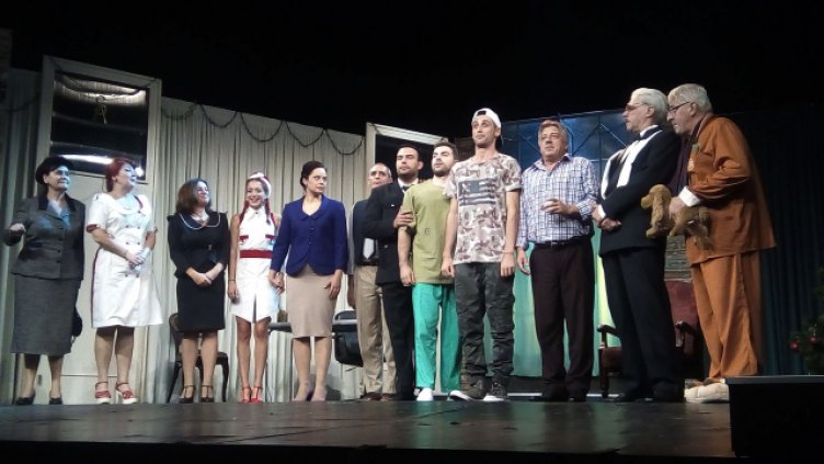 ЕДНО ОТ НАЙ-НОВИТЕ ЗАГЛАВИЯ В АФИША НА Драматичния театър - „Бащи, лъжи и още нещо“, ще могат да видят студентите безплатно за празника. 