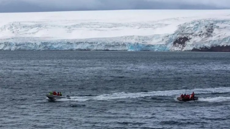 Полярният ни кораб спаси испанци и канадци в беда