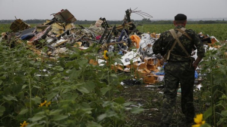 Мястото на самолетната катастрофата е хаос, крият доказателства
