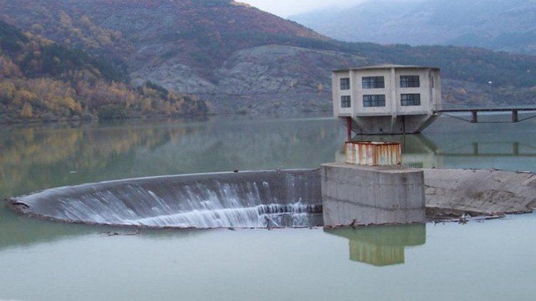 Контролирано източват язовири в страната
