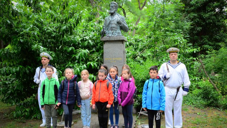 Варна почeте Ботев и загиналите за свободата на България (СНИМКИ)