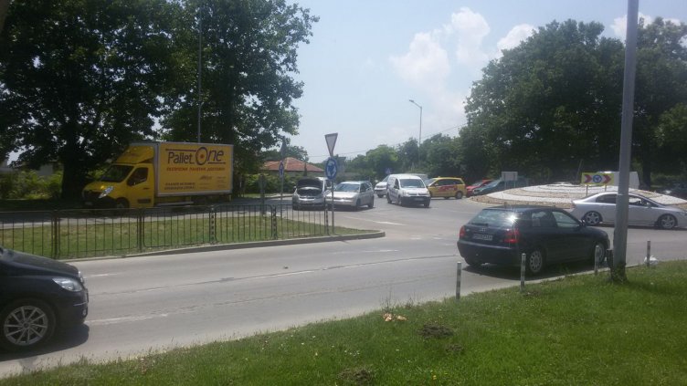 Лека катастрофа предизвика задръствания на пътя за Златните