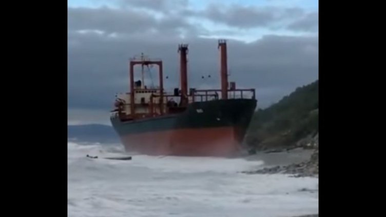 Кораб заседна на плаж на Черно море (ВИДЕО)