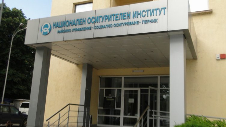 Двойно повече са бащите в майчинство