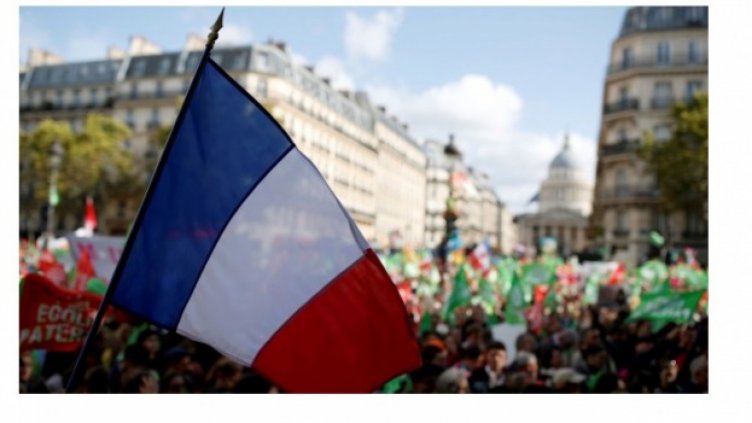 Френските машинисти продължават стачката и през празниците