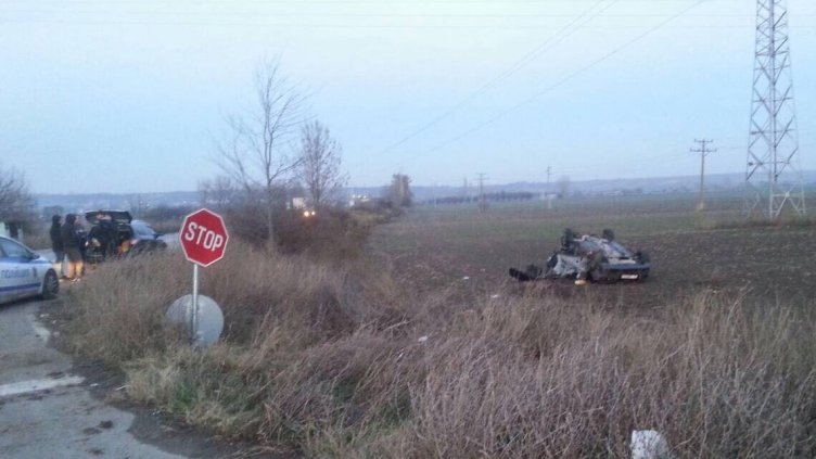 След гонка с полицията: „Голф 3“ се заби в нива край Каварна