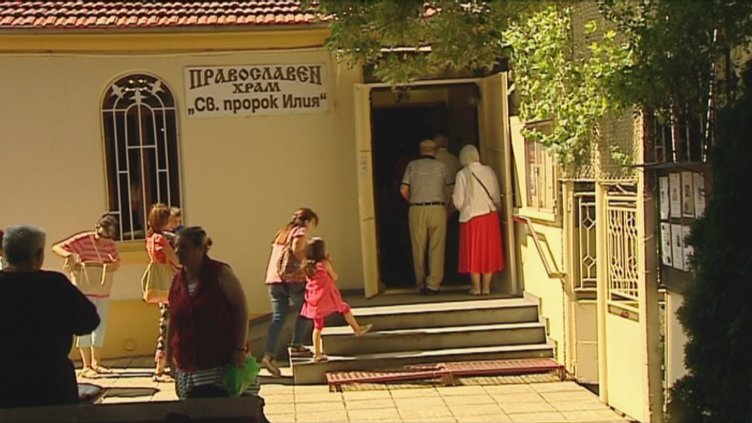Десетки вярващи почетоха Свети Илия във Варна
