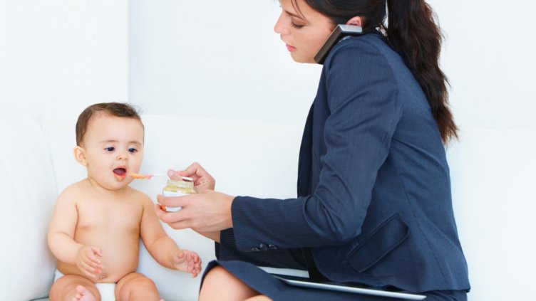 Българката работи 20 години повече и отлага с 10 г. първото раждане