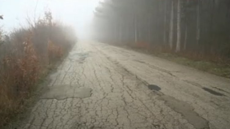 Жителите на Долище настояват за спешен ремонт на пътя за Варна