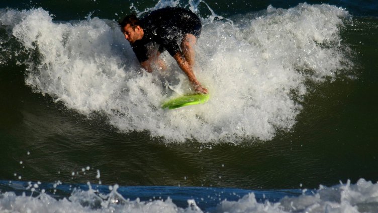 Огромни вълни зарадваха сърфистите във Варна (СНИМКИ)