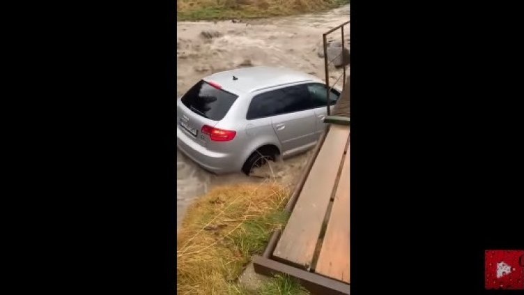 Смел и безразсъден. Влезе с "Audi" в бурни води. Реката го отнесе, но се спаси (ВИДЕО)