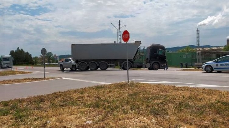 Пикап се заби в самосвал по пътя за Девня, двама пострадаха