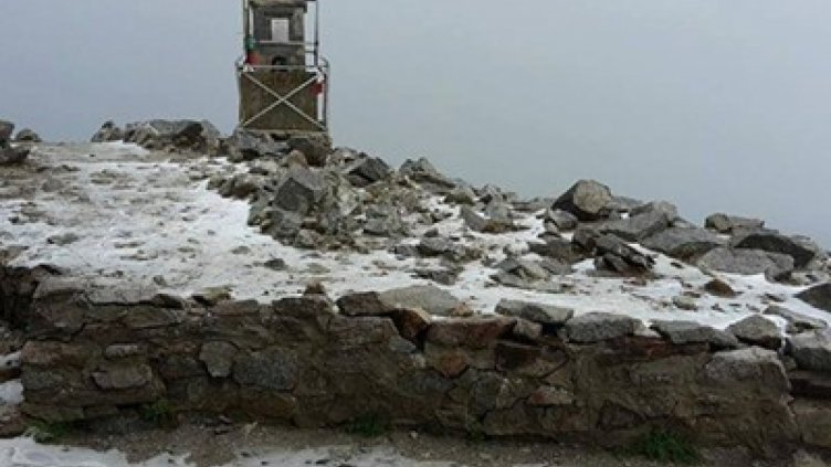 Снежна покривка на Мусала в празничната сутрин