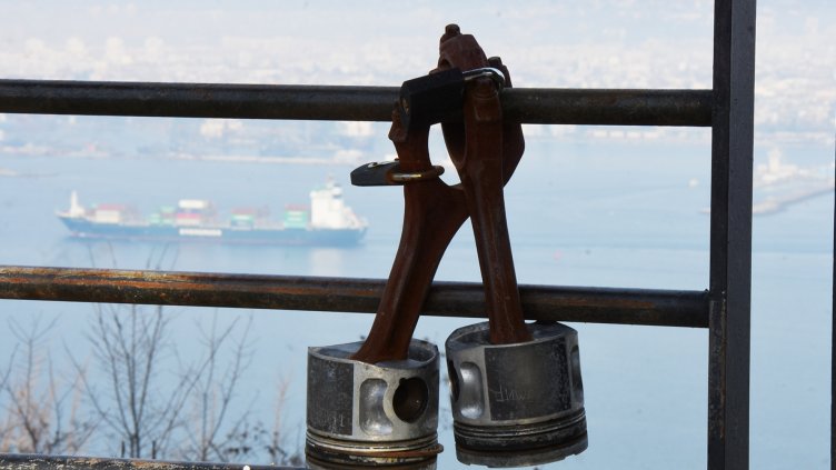 Във Варна зевзек заключи с катинар любовта към колата си (СНИМКИ)