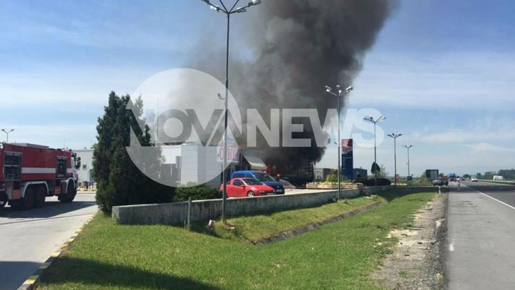 Взрив избухна, след като тир се вряза в бензиностанция