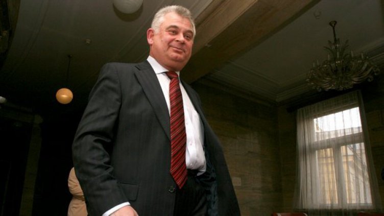 Роден генерал дал стотици хиляди за вербуване на агенти