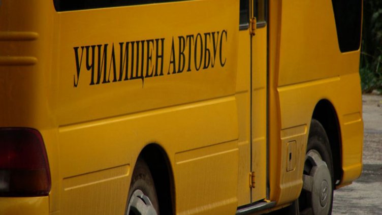 Деца стават по първи петли, за да стигнат до училище