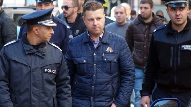 Протестиращи полицаи замерваха сградата на парламента със стотинки