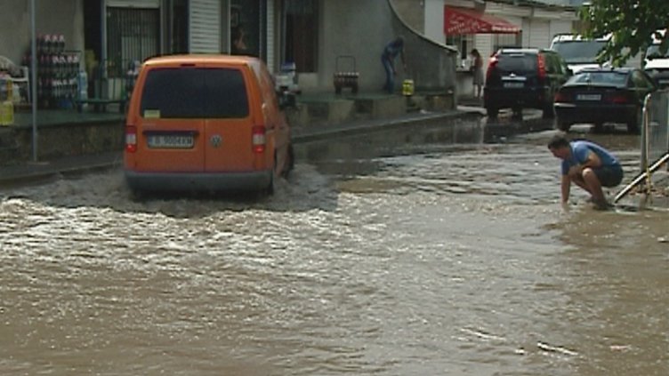 Хора и коли бедстваха пред Зеленчуковата борса (ВИДЕО+СНИМКИ)