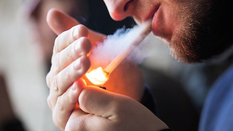 Учени: Коронавирусът избягва пушачите