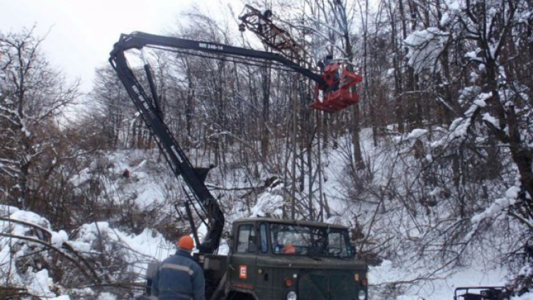Възстановяването на електрозахранването в Североизточна България е затруднено 