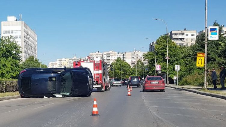 Шофьор катастрофира на бул. Левски във Варна и избяга (СНИМКИ)