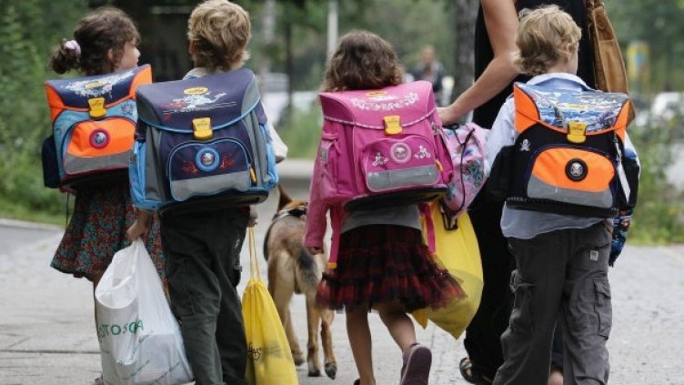 Дават помощи за учениците от втори до четвърти клас