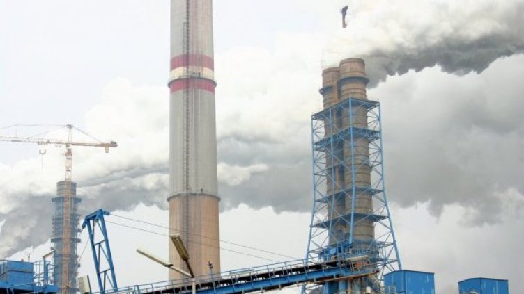 Срути се част от горящия комин на ТЕЦ "Марица Изток" 2  