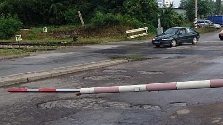 Влак блъсна микробус на прелез, двама берат душа