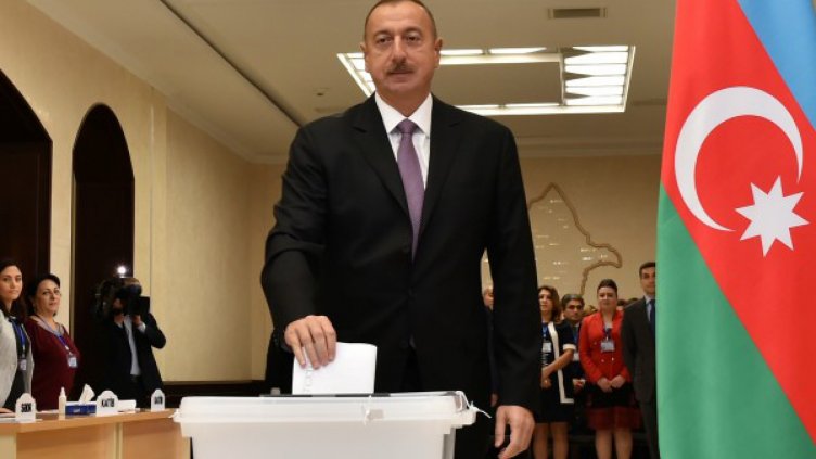 Засилва се властта на президента на Азербайджан Алиев след референдум