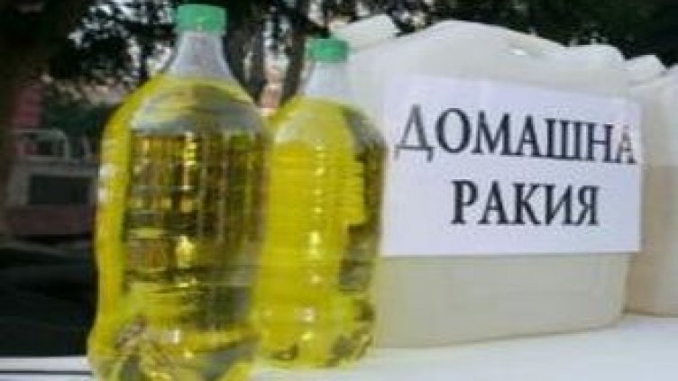 Столетница пие кафе сутрин и по глътка ракия за обяд и вечеря