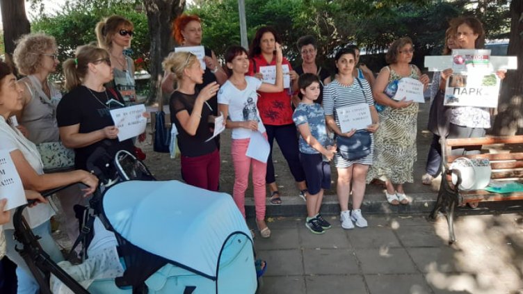 Медицински сестри протестираха срещу уволнението на колежката си Мая Илиева