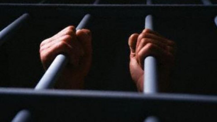 Полицай, поискал подкуп ще лежи в затвора