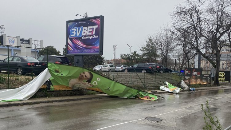 Силният вятър нанесе много поразии във Варна