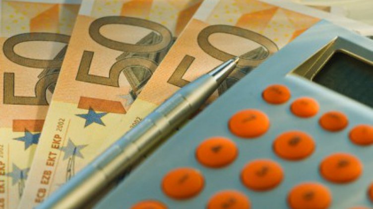 Лихвите по депозитите в евро през февруари за пръв път падат под 1%