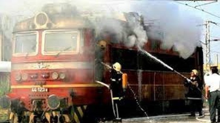 Локомотив на пътнически влак се запали