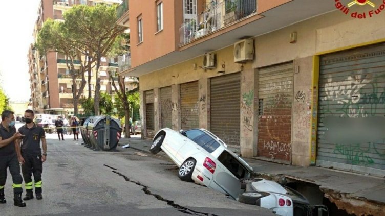 Дупка се отвори изневиделица на улица. Погълна две паркирани коли