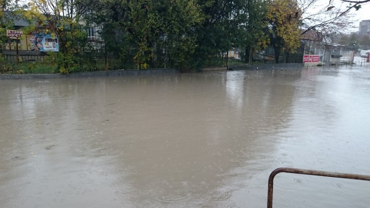 Продължава повишаването на речните нива в цялата страна