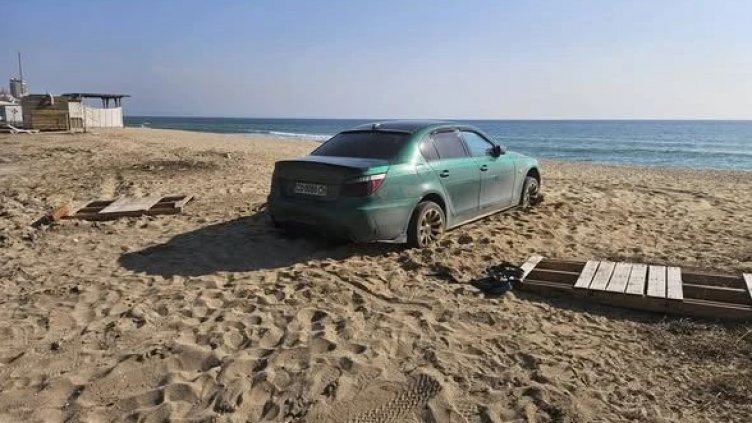 Шофьор паркира BMW-то си на плаж Кабакум