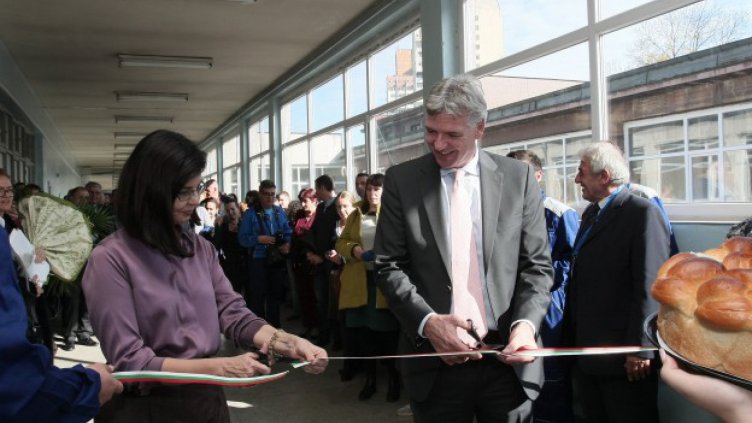 Учениците от ромски произход със стипендии от 30 евро могат да получават и държавни стипендии